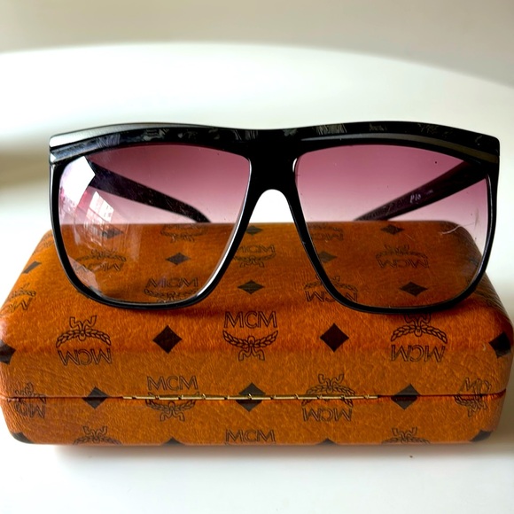 Laura Biagiotti Accessories - Vintage 90's Laura Biagiotti Stylish Black and Pink Gradient Sunglasses.